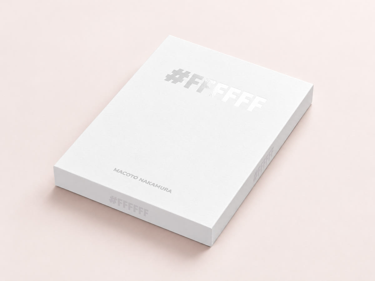 La boîte #FFFFFF fermée, le titre en vernis accroche la lumière