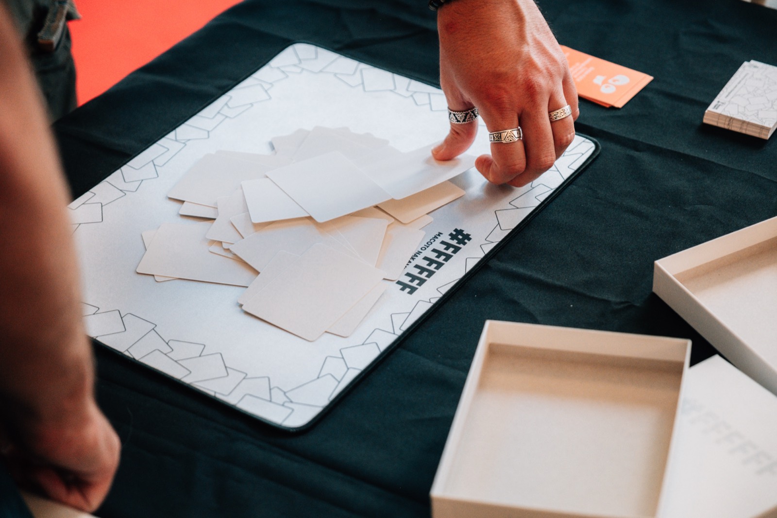 Une partie de #FFFFFF sur le tapis du jeu, en boutique